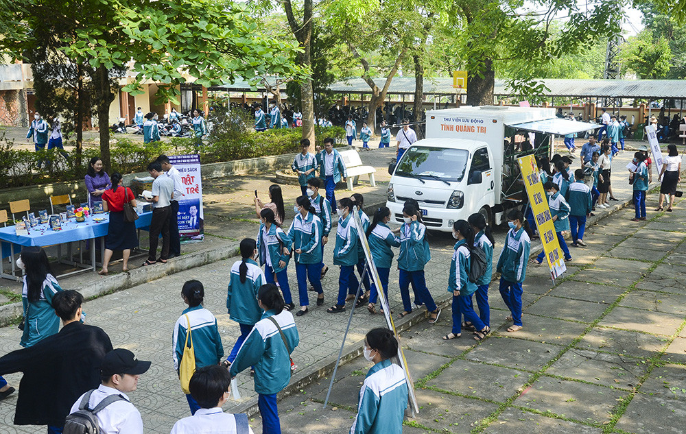 Giới thiệu s&aacute;ch v&agrave; Xe thư viện lưu động tạo n&ecirc;n kh&ocirc;ng gian th&uacute; vị về s&aacute;ch